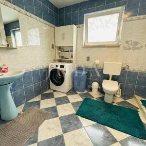Kastav, kuća sa dva stana i velikom okućnicom 