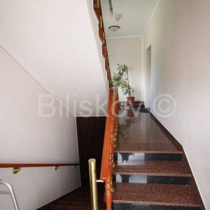 Kaštel Lukšić, obiteljska kuća s 2 stana i 3 apartmana, prodaja