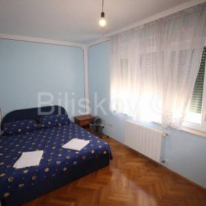 Kaštel Lukšić, obiteljska kuća s 2 stana i 3 apartmana, prodaja