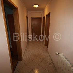 Kaštel Lukšić, obiteljska kuća s 2 stana i 3 apartmana, prodaja