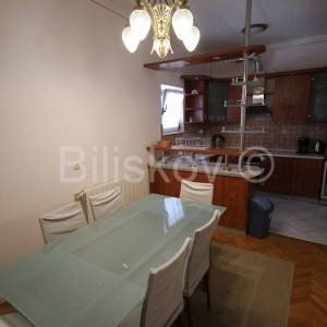 Kaštel Lukšić, obiteljska kuća s 2 stana i 3 apartmana, prodaja