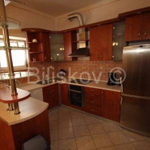 Kaštel Lukšić, obiteljska kuća s 2 stana i 3 apartmana, prodaja