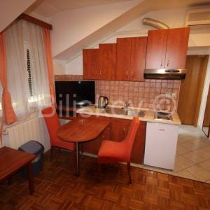 Kaštel Lukšić, obiteljska kuća s 2 stana i 3 apartmana, prodaja