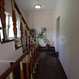Kaštel Lukšić, obiteljska kuća s 2 stana i 3 apartmana, prodaja