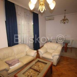 Kaštel Lukšić, obiteljska kuća s 2 stana i 3 apartmana, prodaja
