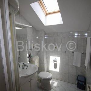 Kaštel Lukšić, obiteljska kuća s 2 stana i 3 apartmana, prodaja