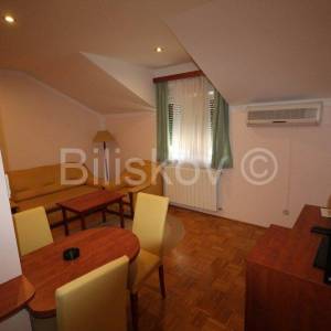 Kaštel Lukšić, obiteljska kuća s 2 stana i 3 apartmana, prodaja