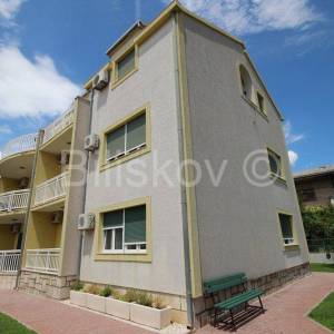 Kaštel Lukšić, obiteljska kuća s 2 stana i 3 apartmana, prodaja