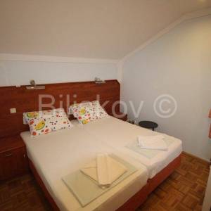 Kaštel Lukšić, obiteljska kuća s 2 stana i 3 apartmana, prodaja
