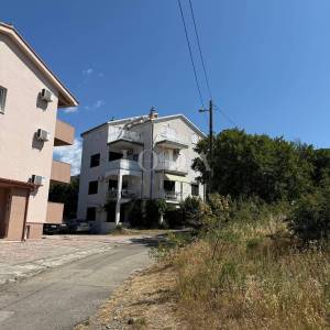 Klenovica dvosobni stan 200m od mora