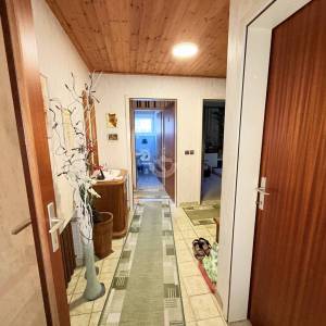 Kloštar Ivanić - uređena prizemnica s 3 spavaće sobe, garažom i parcelom od 2.054 m2