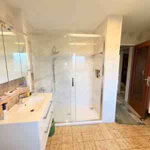 Kloštar Ivanić - uređena prizemnica s 3 spavaće sobe, garažom i parcelom od 2.054 m2