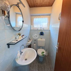 Kloštar Ivanić - uređena prizemnica s 3 spavaće sobe, garažom i parcelom od 2.054 m2