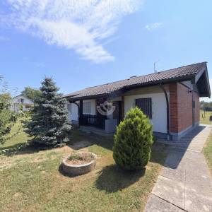 Kloštar Ivanić - uređena prizemnica s 3 spavaće sobe, garažom i parcelom od 2.054 m2
