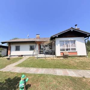 Kloštar Ivanić - uređena prizemnica s 3 spavaće sobe, garažom i parcelom od 2.054 m2