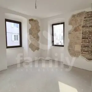 KOMPLETNO RENOVIRANA VIŠESTAMBENA KUĆA