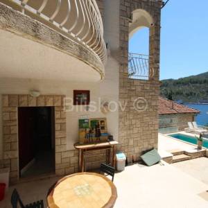 Korčula, Vela Luka, prodaja kuća 1.red, 4 stana