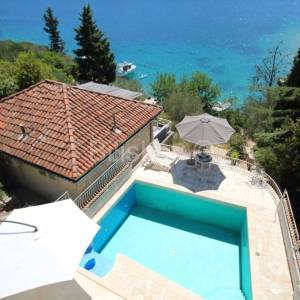 Korčula, Vela Luka, prodaja kuća 1.red, 4 stana