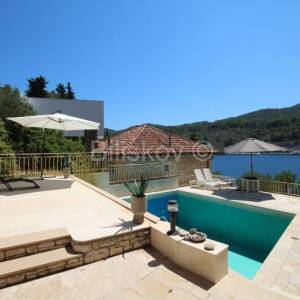 Korčula, Vela Luka, prodaja kuća 1.red, 4 stana