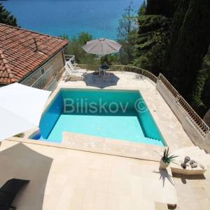 Korčula, Vela Luka, prodaja kuća 1.red, 4 stana