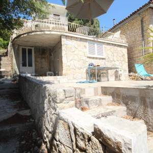 Korčula, Vela Luka, prodaja kuća 1.red, 4 stana