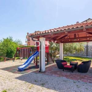 KRK, DOBRINJ – luksuzna villa s grijanim bazenom, wellnessom i velikom okućnicom