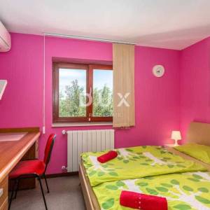 KRK, DOBRINJ – luksuzna villa s grijanim bazenom, wellnessom i velikom okućnicom