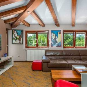 KRK, DOBRINJ – luksuzna villa s grijanim bazenom, wellnessom i velikom okućnicom