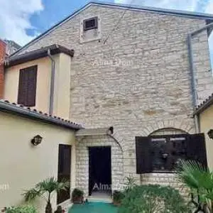 Kuća. Buje.