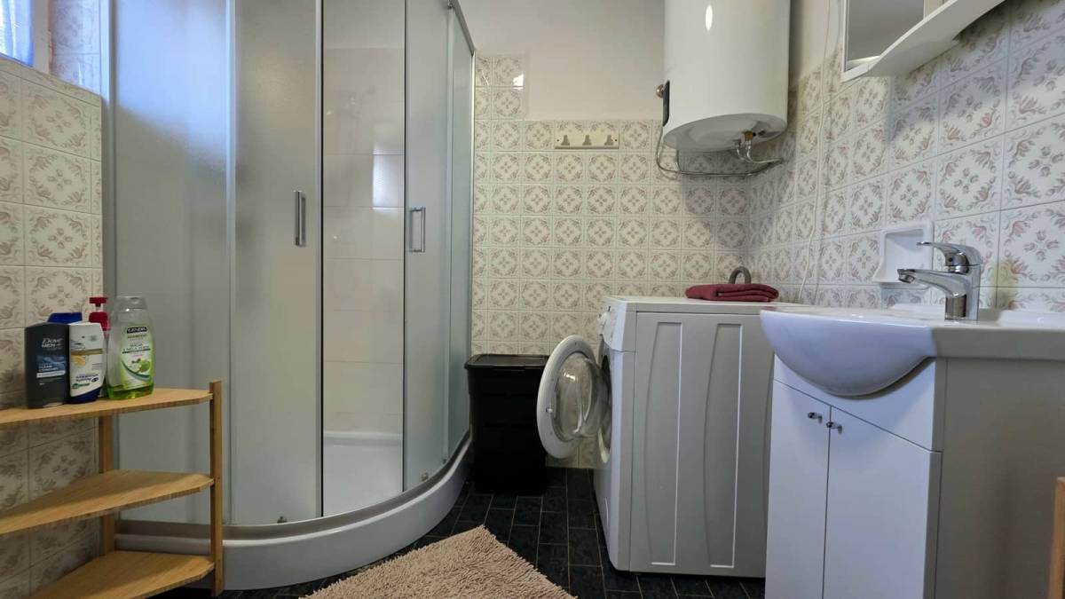 Kuća od cca 110m2 na dva kata za smještaj do 6 radnika u okolici grada
