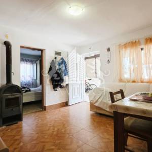 Kuća s 2 apartmana na Viru | 121 m² | 250 m od mora