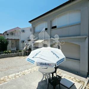 Kuća s 2 apartmana na Viru | 121 m² | 250 m od mora