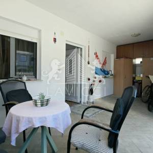 Kuća s 2 apartmana na Viru | 121 m² | 250 m od mora