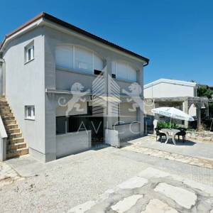 Kuća s 2 apartmana na Viru | 121 m² | 250 m od mora