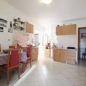 Kuća s 2 apartmana na Viru | 121 m² | 250 m od mora