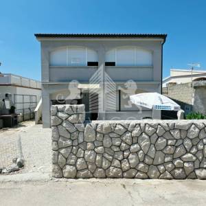 Kuća s 2 apartmana na Viru | 121 m² | 250 m od mora