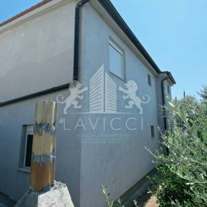 Kuća s 2 apartmana na Viru | 121 m² | 250 m od mora