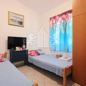Kuća s 2 apartmana na Viru | 121 m² | 250 m od mora