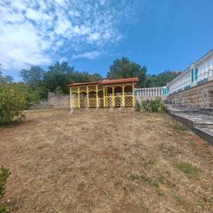 Kuća s bazenom i dvije garaže