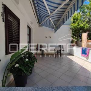 Kuća s dva stana 40 m2 i 30 m2, odvojeni ulazi, 300 m do mora, Ninske Vodice