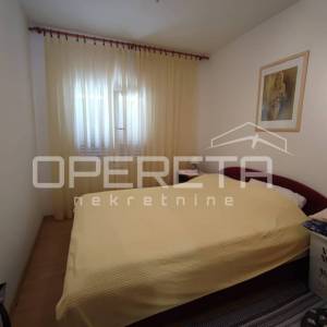 Kuća s dva stana 40 m2 i 30 m2, odvojeni ulazi, 300 m do mora, Ninske Vodice