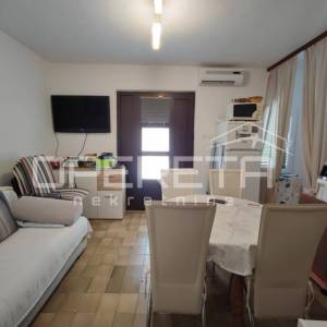 Kuća s dva stana 40 m2 i 30 m2, odvojeni ulazi, 300 m do mora, Ninske Vodice
