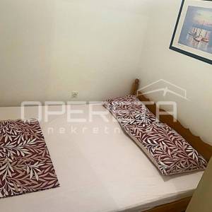 Kuća s dva stana 40 m2 i 30 m2, odvojeni ulazi, 300 m do mora, Ninske Vodice