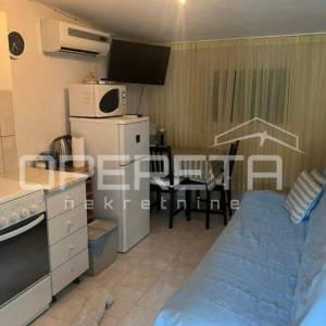 Kuća s dva stana 40 m2 i 30 m2, odvojeni ulazi, 300 m do mora, Ninske Vodice