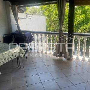 Kuća s dva stana 40 m2 i 30 m2, odvojeni ulazi, 300 m do mora, Ninske Vodice