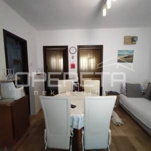 Kuća s dva stana 40 m2 i 30 m2, odvojeni ulazi, 300 m do mora, Ninske Vodice