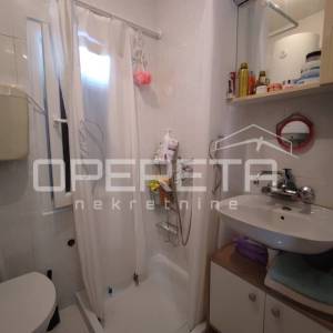 Kuća s dva stana 40 m2 i 30 m2, odvojeni ulazi, 300 m do mora, Ninske Vodice