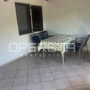 Kuća s dva stana 40 m2 i 30 m2, odvojeni ulazi, 300 m do mora, Ninske Vodice