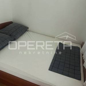 Kuća s dva stana 40 m2 i 30 m2, odvojeni ulazi, 300 m do mora, Ninske Vodice