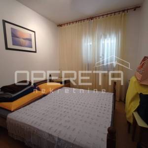 Kuća s dva stana 40 m2 i 30 m2, odvojeni ulazi, 300 m do mora, Ninske Vodice
